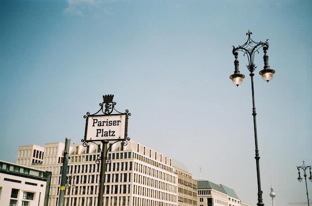 Foto vista en bajo ángulo del letrero de pariser platz y los edificios contra el cielo