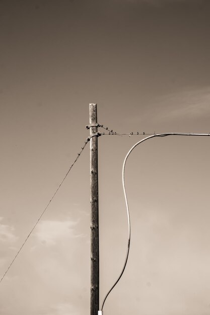 Foto vista en bajo ángulo de la línea eléctrica contra el cielo