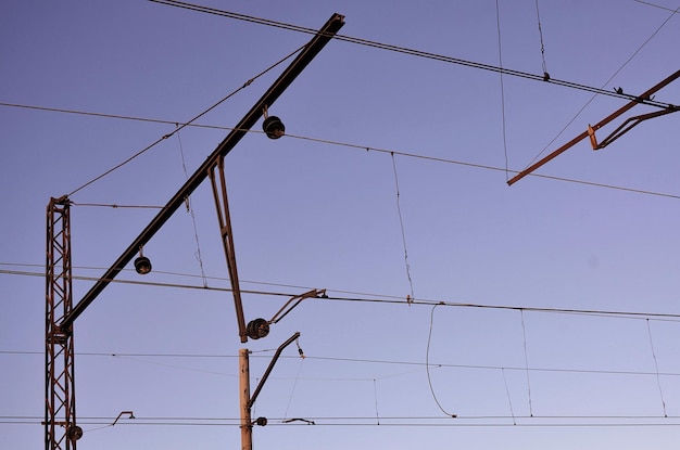 Foto vista en bajo ángulo de las líneas eléctricas contra un cielo azul despejado