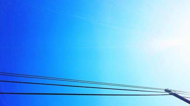 Foto vista en bajo ángulo de las líneas eléctricas contra un cielo despejado