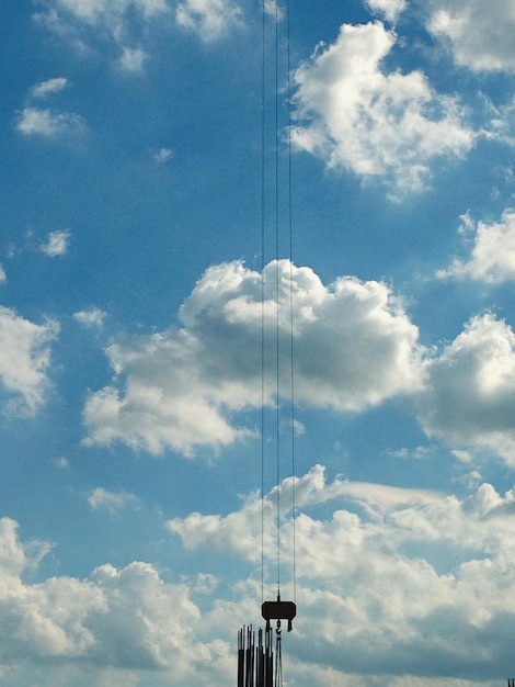 Vista en bajo ángulo de las líneas eléctricas contra un cielo nublado