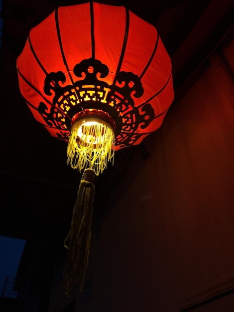 Foto vista de ángulo bajo de una linterna iluminada colgada al aire libre