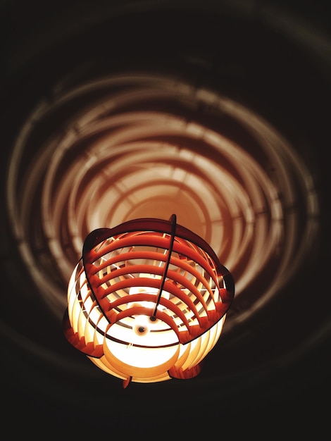 Foto vista en bajo ángulo de una linterna iluminada por la noche