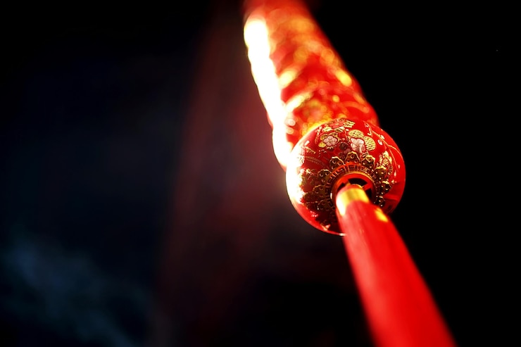 Foto vista de ángulo bajo de la linterna roja iluminada con borla colgada durante el año nuevo chino