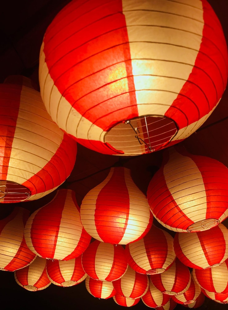 Foto vista de ángulo bajo de linternas chinas iluminadas colgando por la noche