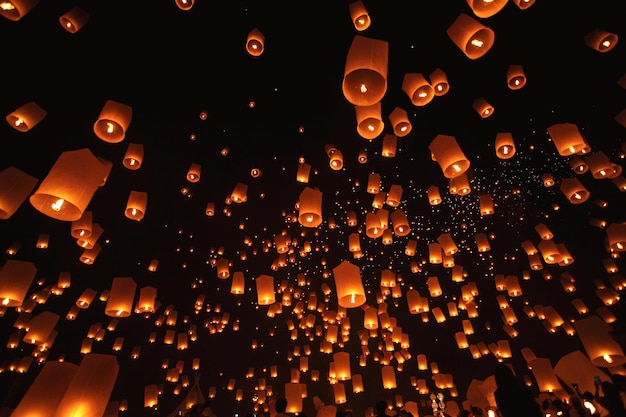 Vista de bajo ángulo de linternas de papel iluminadas por la noche