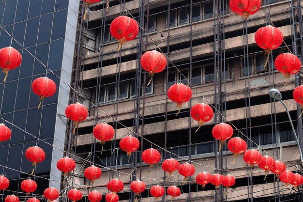 Vista en bajo ángulo de linternas rojas colgando en el edificio