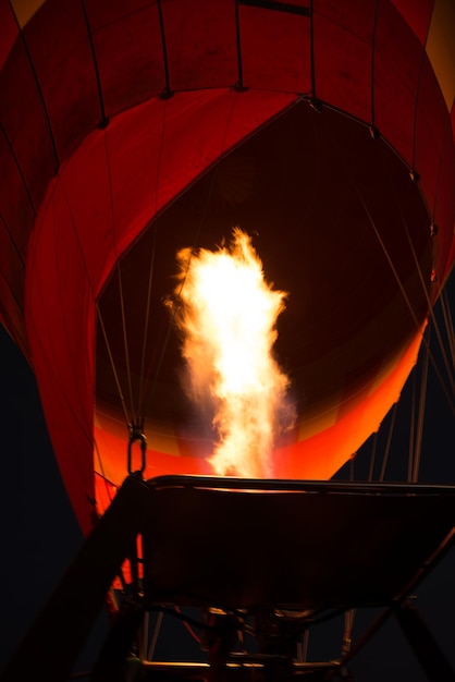 Foto vista de ángulo bajo de la llama del globo de aire caliente por la noche