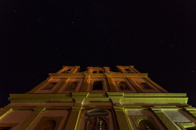 Foto vista de bajo ángulo de la llanura de la basílica maría contra el campo de estrellas