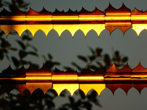 Foto vista de ángulo bajo de luces amarillas contra el cielo al atardecer