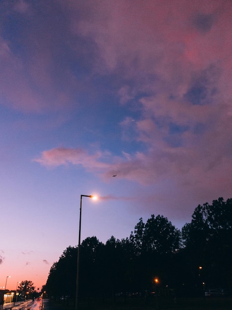 Foto vista de ángulo bajo de las luces de la calle contra el cielo al atardecer