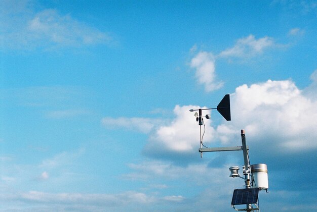 Foto vista de ángulo bajo de las luces de la calle contra el cielo azul