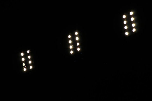 Foto vista de ángulo bajo de las luces de la calle iluminadas por la noche