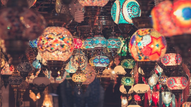 Vista de ángulo bajo de luces colgantes para la venta