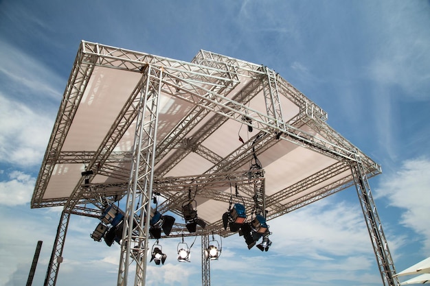 Foto vista de ángulo bajo de las luces del escenario en el foro de grimaldi