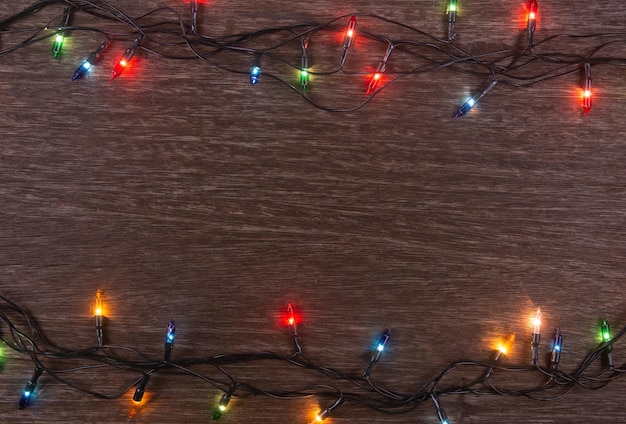 Foto vista de ángulo bajo de luces iluminadas en la calle