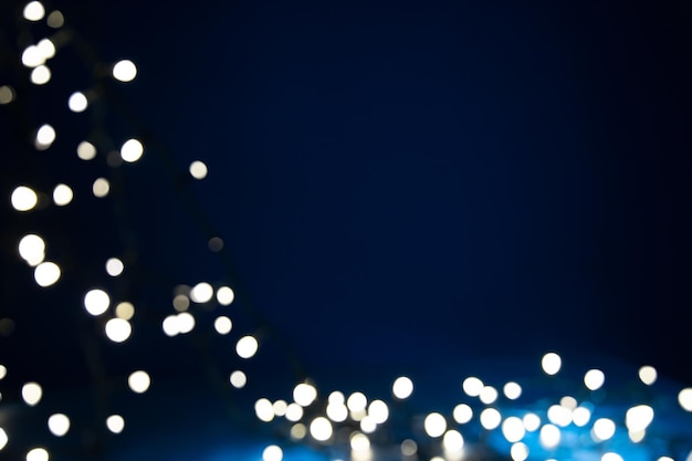 Vista de ángulo bajo de las luces iluminadas por la noche