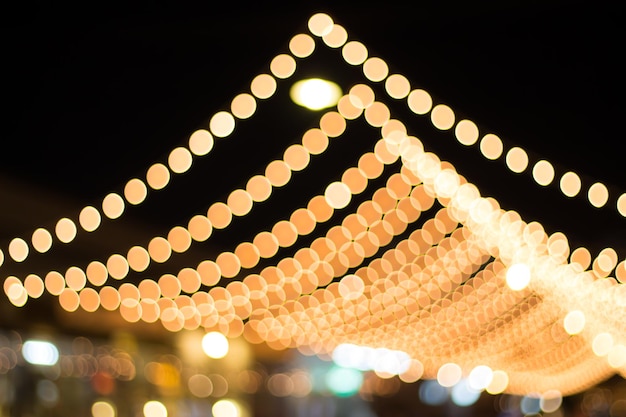 Vista de ángulo bajo de las luces iluminadas por la noche