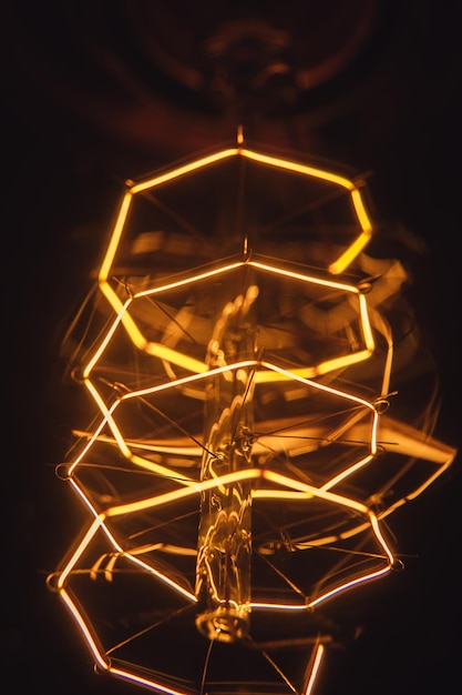 Vista de ángulo bajo de las luces iluminadas por la noche