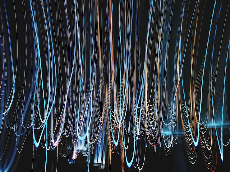 Foto vista de ángulo bajo de las luces iluminadas por la noche