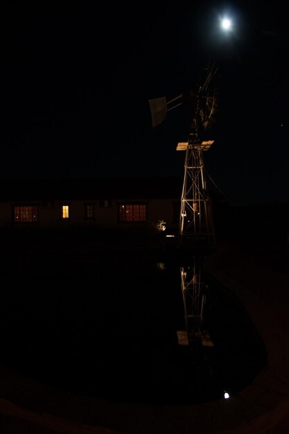 Foto vista de ángulo bajo de las luces iluminadas por la noche