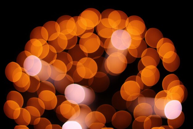 Vista de ángulo bajo de las luces iluminadas por la noche
