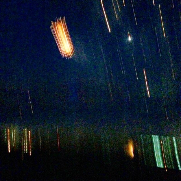 Vista de ángulo bajo de luces iluminadas por la noche.