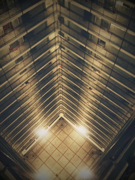 Vista de ángulo bajo de las luces iluminadas en el techo del edificio