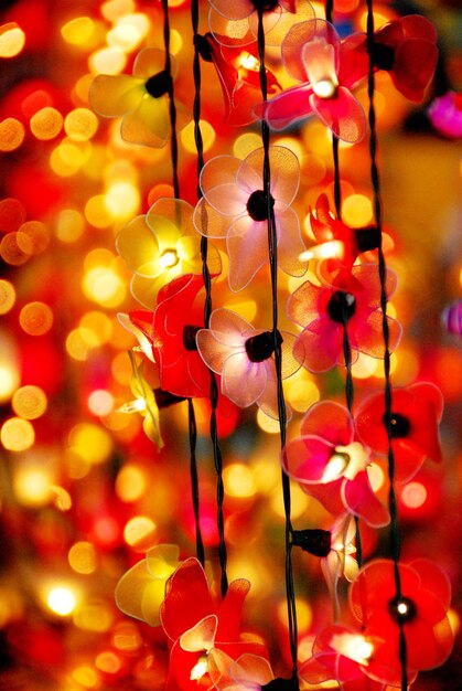 Vista de ángulo bajo de las luces de Navidad iluminadas