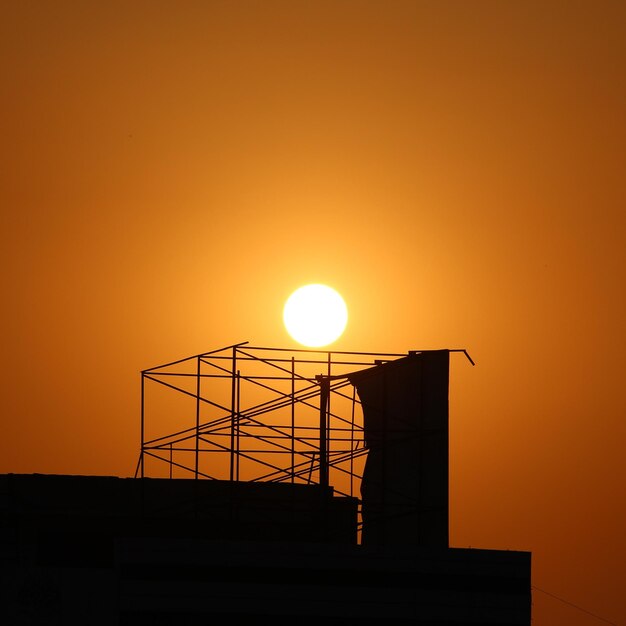 Foto vista de ángulo bajo de luces de silueta contra el cielo naranja