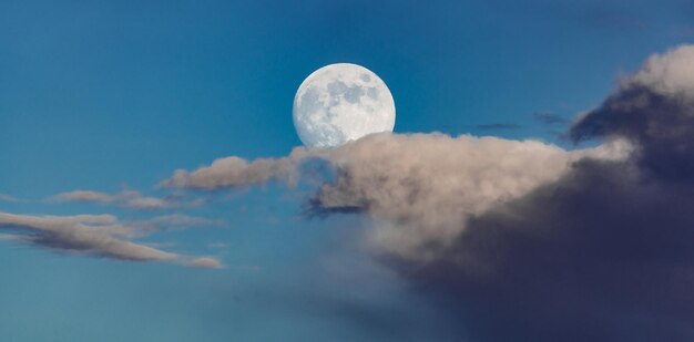 Foto vista de bajo ángulo de la luna contra el cielo azul