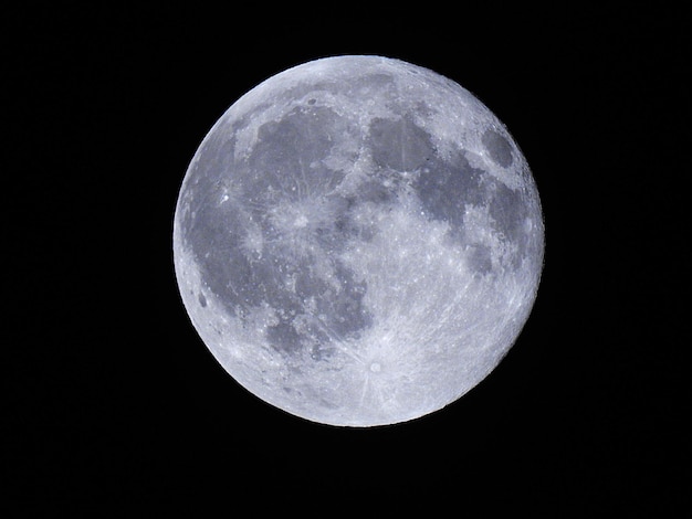 Vista de bajo ángulo de la luna contra un cielo despejado por la noche