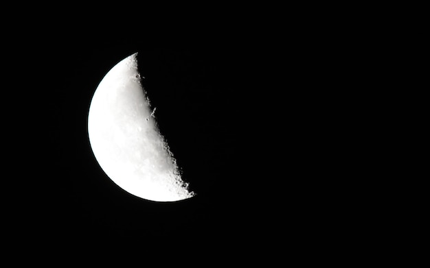 Vista de bajo ángulo de la luna contra un cielo despejado por la noche