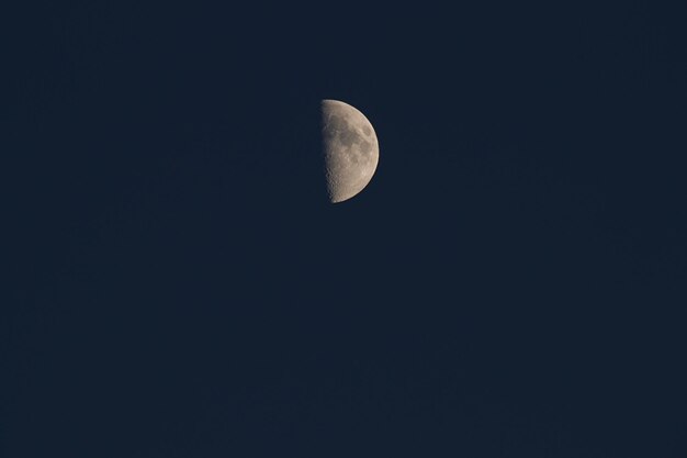 Foto vista en bajo ángulo de la luna contra el cielo por la noche