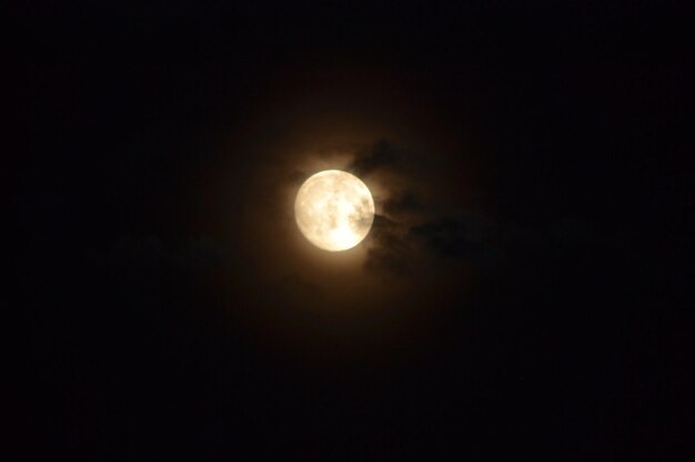 Foto vista en bajo ángulo de la luna contra el cielo por la noche