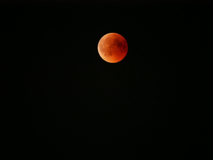 Foto vista de bajo ángulo de la luna contra el cielo por la noche