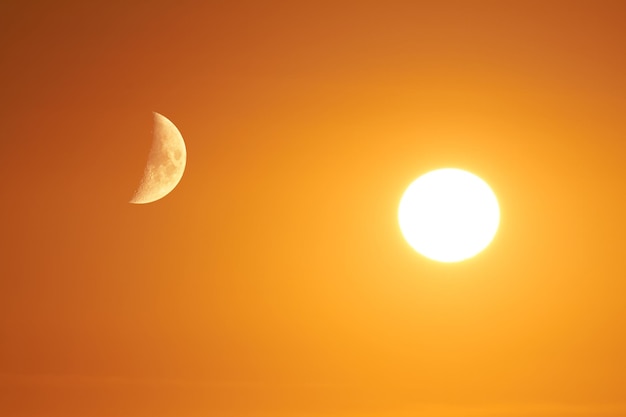 Vista en bajo ángulo de la luna contra el cielo durante la puesta de sol