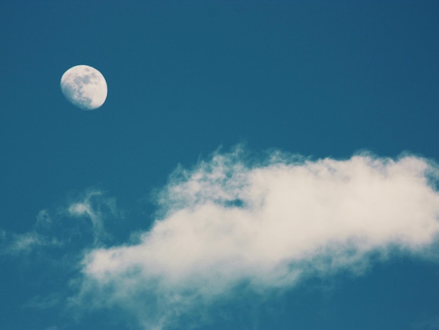 Foto vista de bajo ángulo de la luna y las nubes contra el cielo