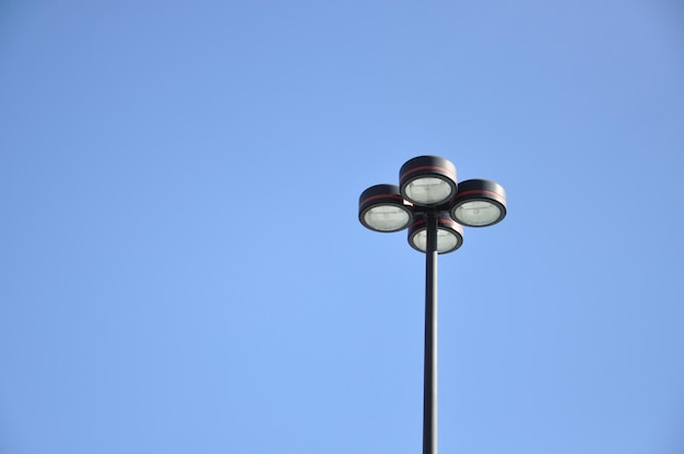 Vista de ángulo bajo de la luz de la calle contra un cielo azul claro