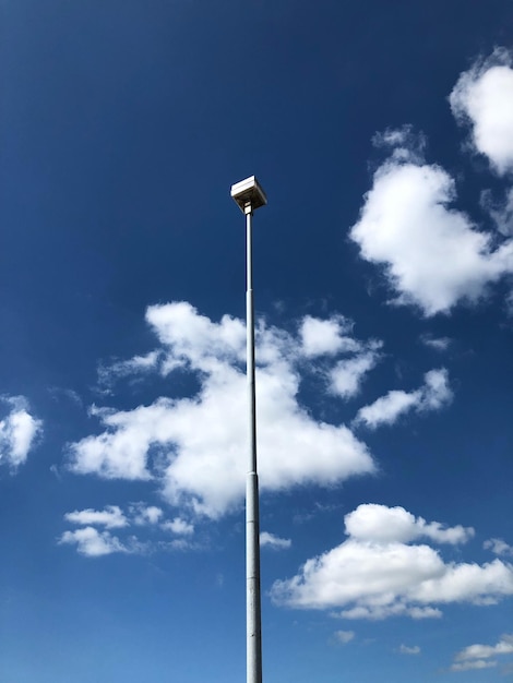 Foto vista de ángulo bajo de la luz de la calle contra el cielo azul