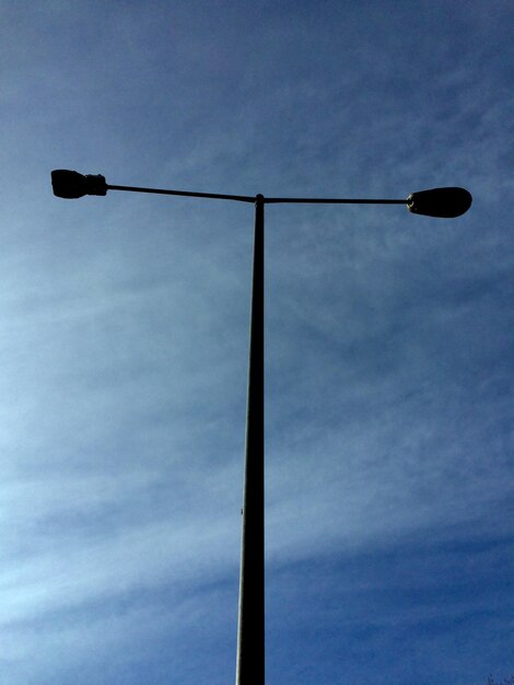 Foto vista de ángulo bajo de la luz de la calle contra el cielo azul