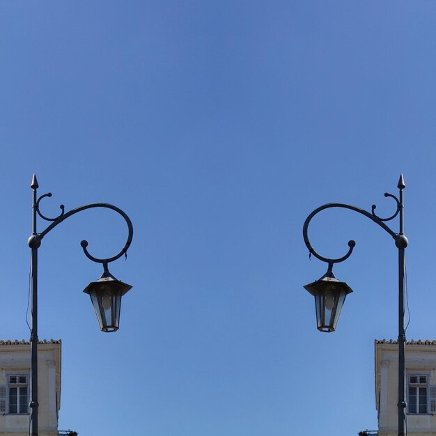 Foto vista de ángulo bajo de la luz de la calle contra un cielo despejado