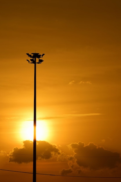 Vista de ángulo bajo de la luz de la calle contra el cielo naranja