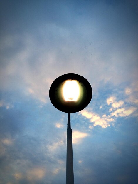 Foto vista de ángulo bajo de la luz de la calle contra el cielo nublado