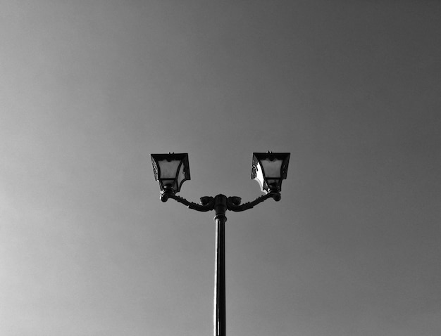 Foto vista de ángulo bajo de la luz de la calle contra el cielo