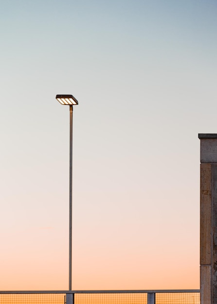 Vista de ángulo bajo de la luz de la calle contra el cielo