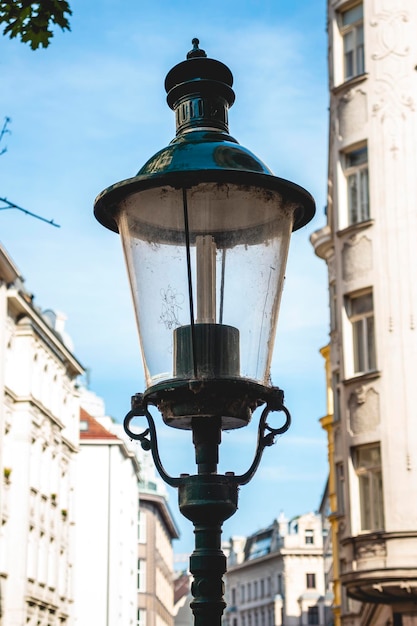 Foto vista de ángulo bajo de la luz de la calle contra el edificio.