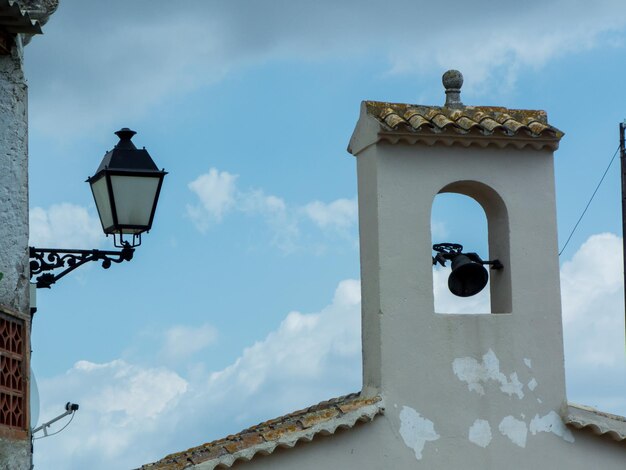 Foto vista de ángulo bajo de la luz de la calle contra el edificio