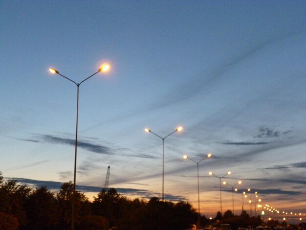 Foto vista de ángulo bajo de la luz de la calle iluminada contra el cielo