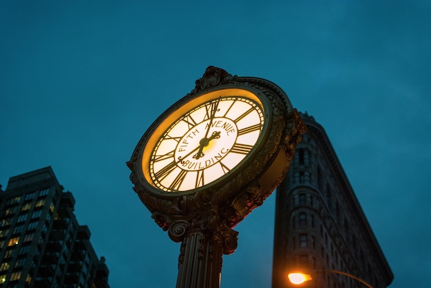 Foto vista de ángulo bajo de la luz de la calle iluminada contra el edificio por la noche